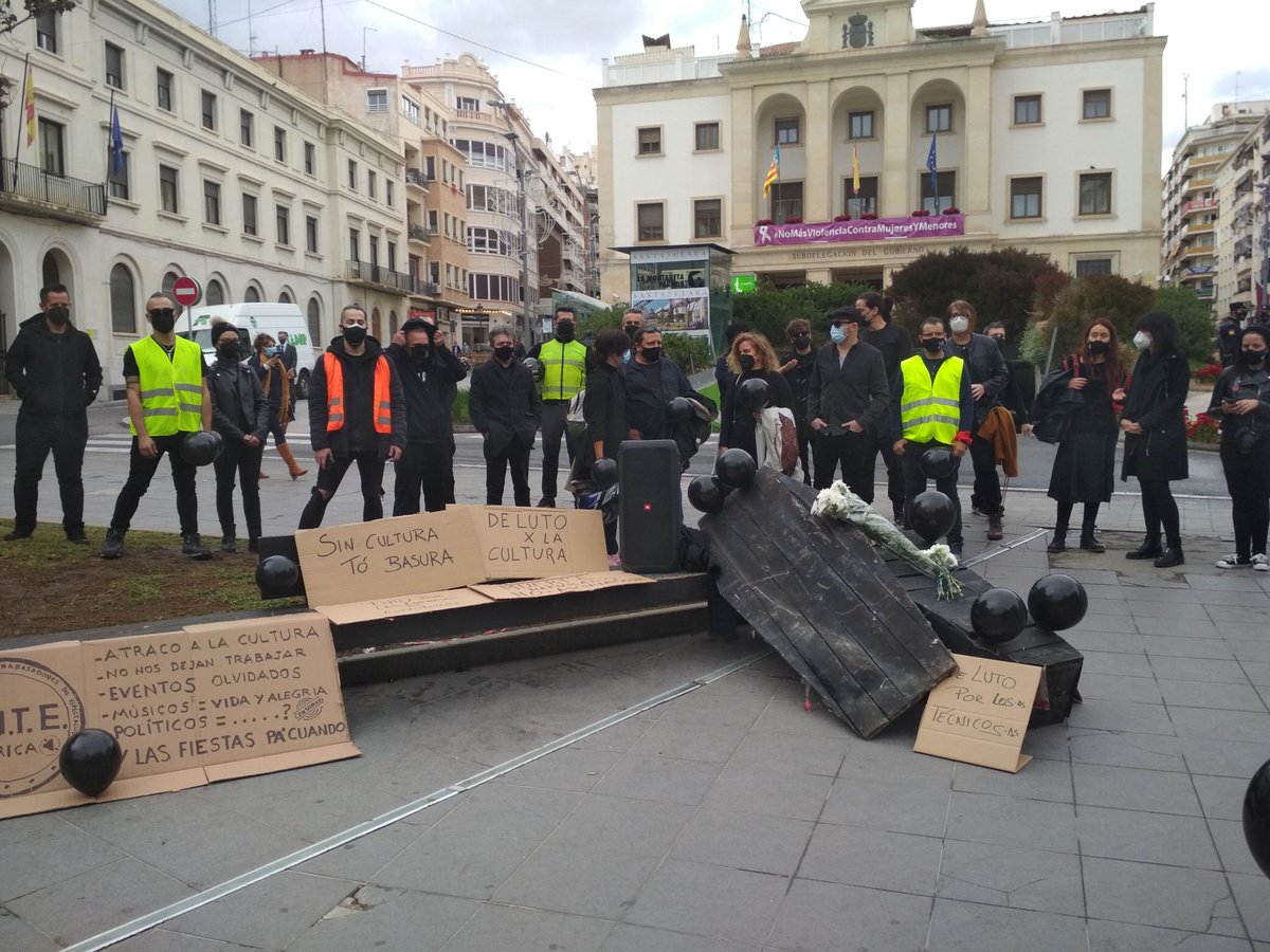 AlacantIndie's tweet photo. Aquí está la crónica y crítica del funeral celebrado en Alacant dentro del #AlertaDeLuto celebrado el pasado viernes @AlertaRojaES @MUTEIberica
https://t.co/YbQYN91oGM https://t.co/CMUlMuza12