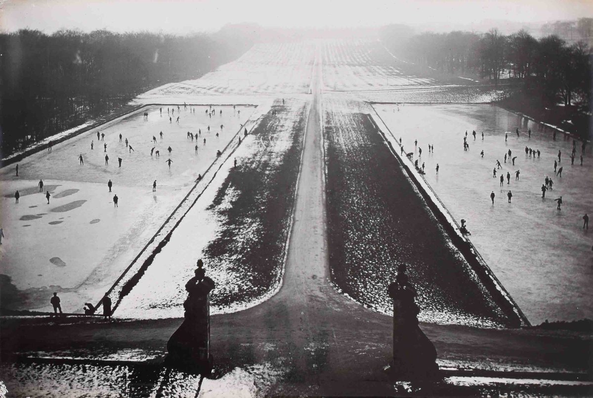 This week's #FromtheArchive <a href="/SchoolArchives1/">School Archives and Records Association</a> is #SchoolWinter. This photo of the Avenue c.1908 shows pupils ice-skating on the 17thC canals. This favourite winter pastime <a href="/Stonyhurst/">Stonyhurst</a> continued well into the 20thC #bitreckless #donttrythisathome
