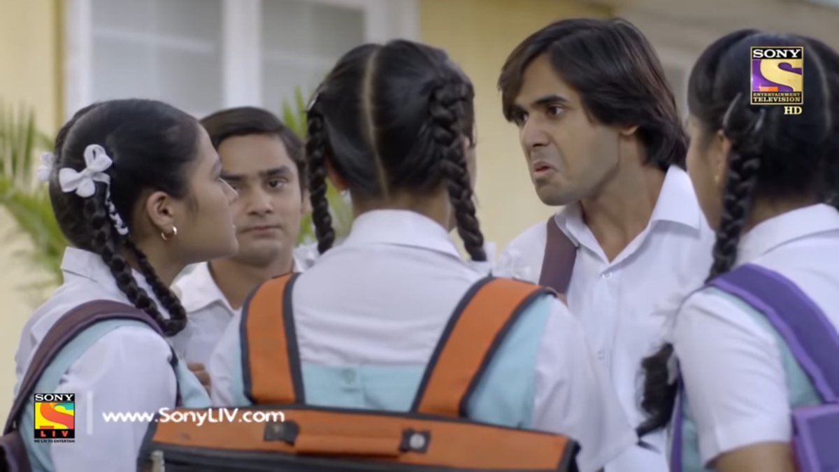 Q : What makes you laugh all of a sudden? A : The lame jokes of Munna Pandit, the loudest O Bai of Taiji and banters of the gang  #YehUnDinonKiBaatHai |  #YUDKBH