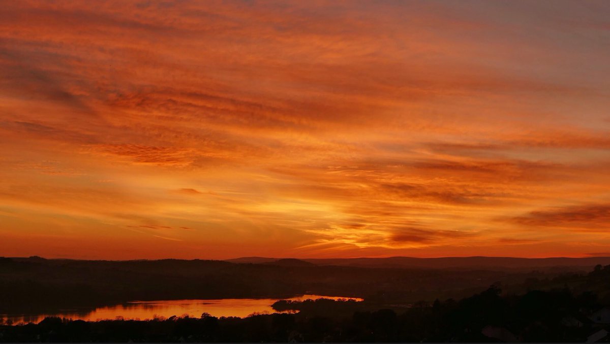 That spectacular sky and reflection on the water makes one breathe a sigh of relief that Mother Nature really does know how to speak to us! 
artshowcase.co.uk/teignmouth-foc…

#devon #devoncoast #dartmoornationalpark #dartmoor #devonlife #visitsouthdevon #capturedmoments #riverteign