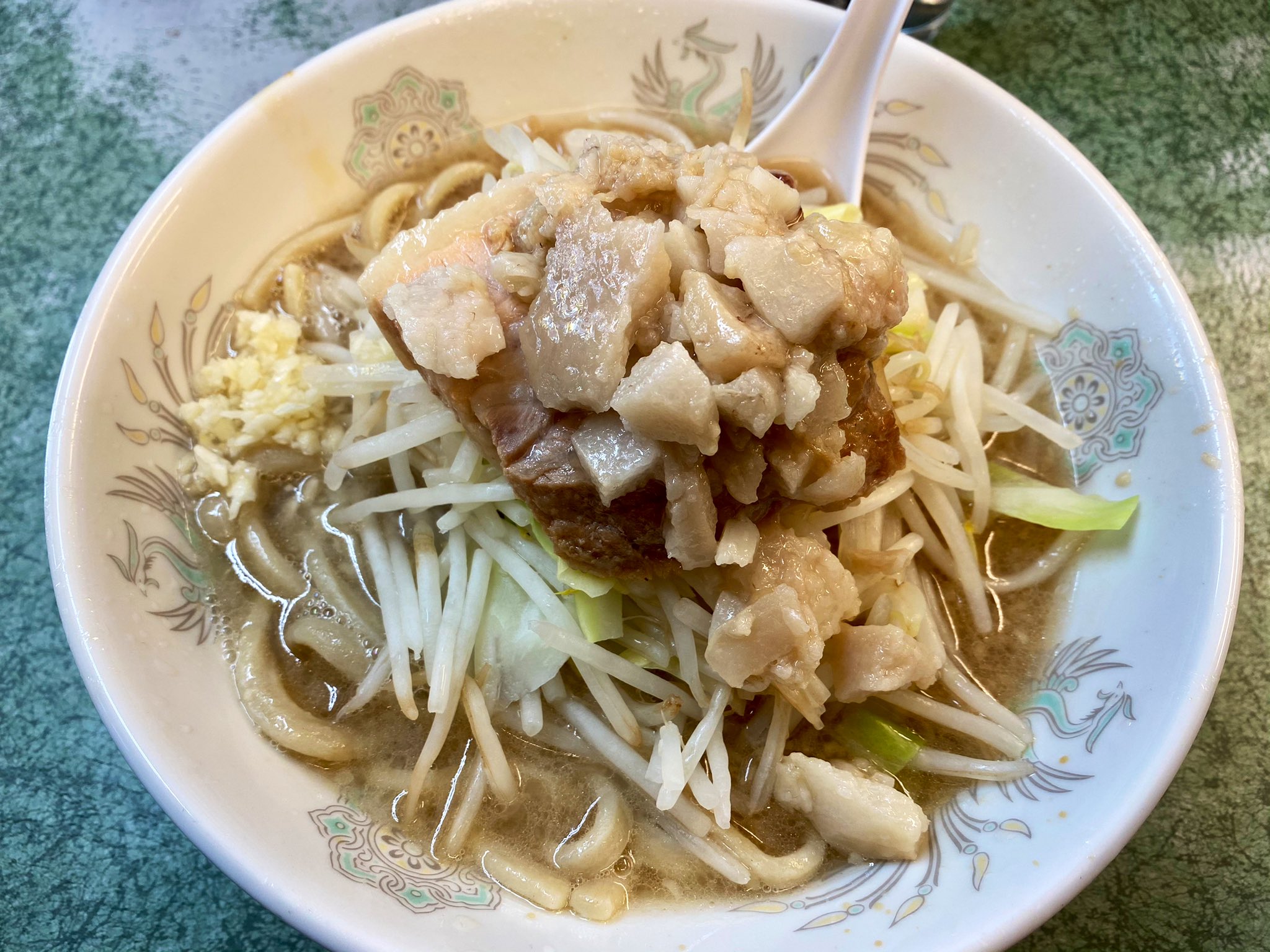 なつ 健康診断後のギルティ ラーメン二郎 小滝橋通り店 通称 オタジ ラーメン 麺少なめ 豚一枚 塊アブラ少なめニンニク 野菜塊アブラ豚 どれも美味しかった 麺は短柔なので好み分かれるかも 微乳化スープも良きでした 初訪だったのにコールスラスラ