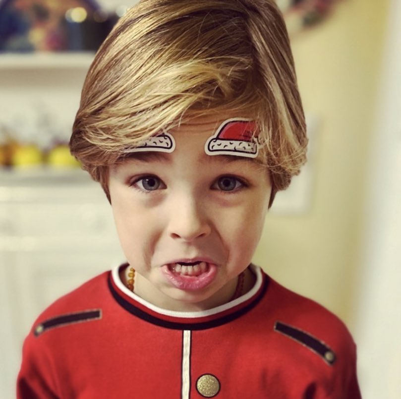 Cuteness overload ❤️❤️❤️❤️❤️ 

Thank you for this picture Tamara Beckwith 🙌

#funbrows #vero #smilewithyourfunbrows #christmasoutfit