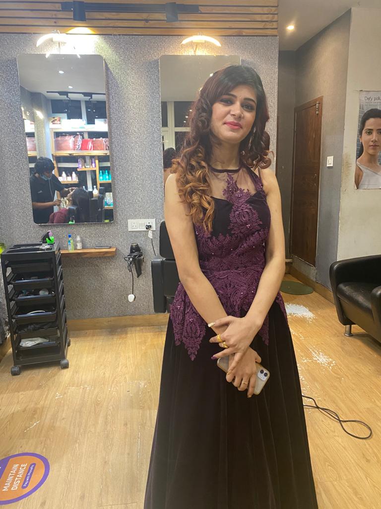 VivekVs30's tweet image. Damn looks stunning in her curls.  #haircutforcurlyhair #curlies #curlstyling #lovecurls #thickhair #haircut #thickhair #wedding #season #curlslover. #stunning #alsobesafe