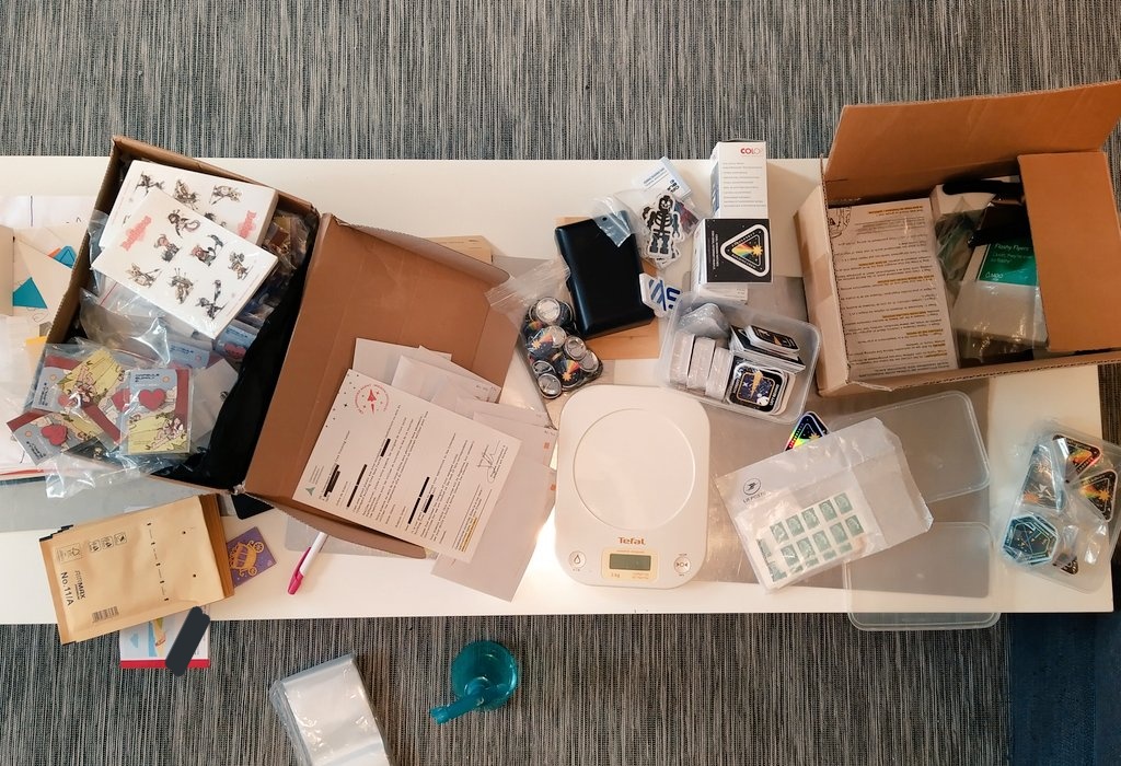 Préparation des commandes de Noël du #CyberspaceBuildingCrew et de <a href="/Capsule_Supply/">Capsule Supply</a>. Notez le pschitt anti con-de-chat, accessoire indispensable à ce genre d'exercice, toujours à portée de main.