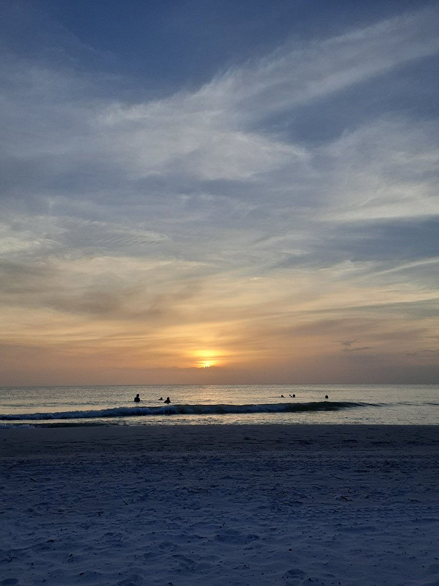 saltedart's tweet photo. #sunsets #sunsetphotography #beach #beachlife https://t.co/qdjcgQ2B4w
