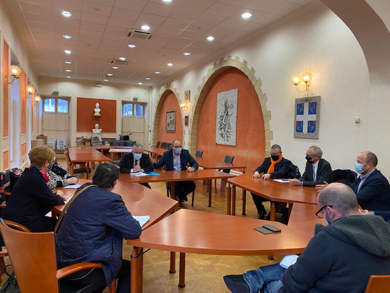 EtienneBordry's tweet photo. Inauguration ce jour avec Serge Descout @Indre36 et P. Judalet de l’arrivée #Orange fournisseur accès internet #FibreOrange à #LaChatre et 4 communes environnantes sur #RIP36 ; #offresfibreOrange plus d’usages sur tous les écrans du foyer @JacobsPierre @BeauvaisChris @OrangeCVL https://t.co/vhmkDXECY6