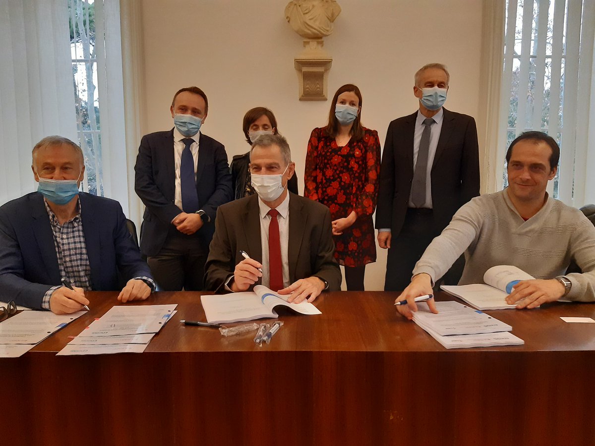 EnedisRegionSud's tweet photo. ✍Signature du nouveau Contrat de Concession de distribution d'#électricite entre la ville du Pontet et @enedis pour 3️⃣0️⃣ ans
▶️ Une confiance renouvelée pour poursuivre la modernisation des réseaux et accompagner concrètement la #transitionecologique. https://t.co/ADg57ZmHWR