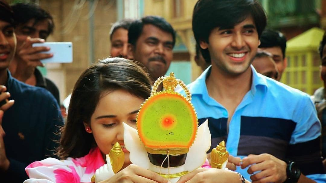 Q : Why do you look so happy? Is there a festival?A : Yup! It's the festival going on here  #YehUnDinonKiBaatHai |  #YUDKBH