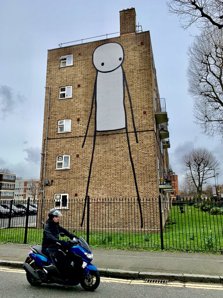 guidelondon's tweet photo. Street art in London by STIK who is knowing for painting stick, figure-like people. Photo Credit: © London Blue Badge Tourist Guide Antony Robbins aka @meetmrlondoner. #BlueBadgeTouristGuide #GuideLondon #VisitLondon https://t.co/8adTLIdteP