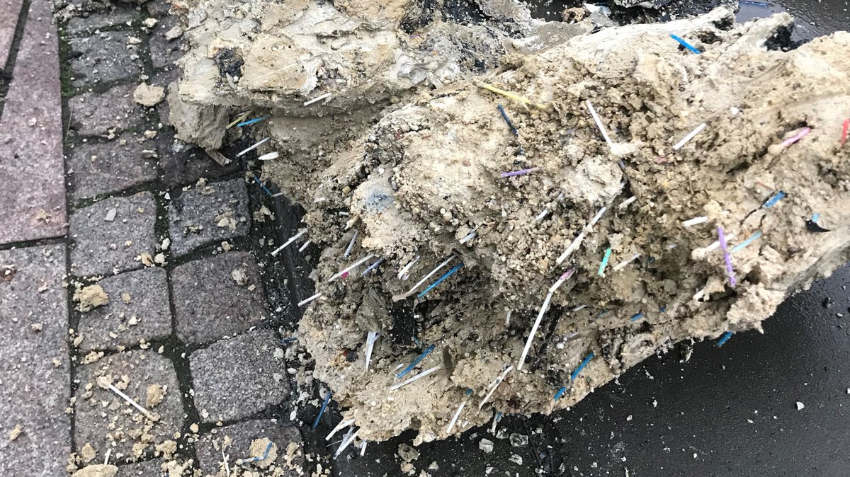 Ett #fettberg i Malmö! 😱 Har du hört talas om Londons gigantiska fettklump i avloppet? Nu har vi hittat en i centrala Malmö - full med tops och 80x40 cm stor. Hur undviker vi detta? Spola aldrig ner fett i avloppet och skräpet slänger du i papperskorgen, inte toaletten.