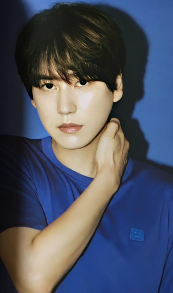 KyuChul. --- a threadFreaking hot neck pose. 