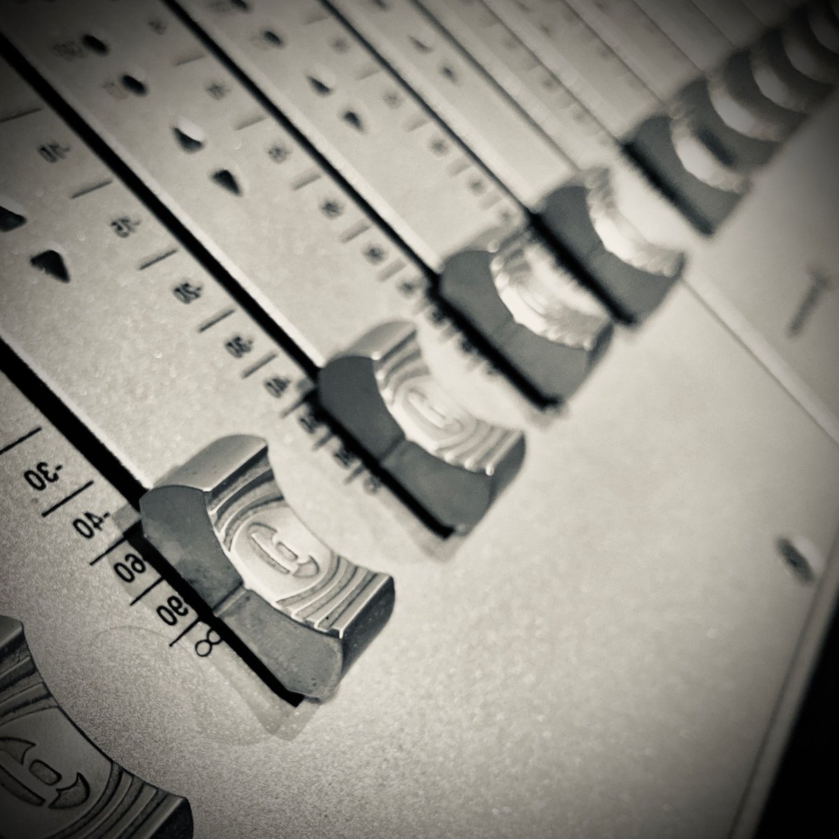 FrequencyBlu's tweet photo. Happy mix Monday! 
•
•
•
•
•
•
#mixing #audiomixing #audio #music #studio #recording #producerlife #studiolife https://t.co/Wem7WDL2Aj