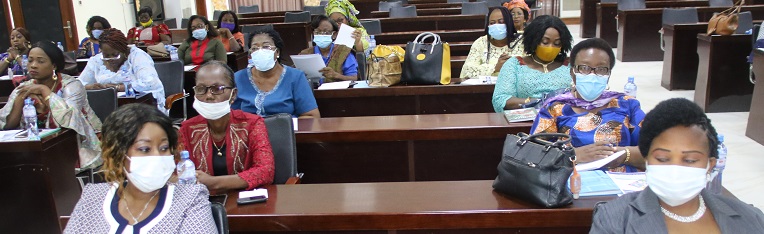 DDCBenin's tweet photo. La🇨🇭par le #CeFAL appui les femmes élues de la 4ème mandature sur« la pratique du leadership et l’exercice du mandat d’élue communale/municipale ». Elles seront ainsi mieux équipées pour influencer les politiques des gouvernements locaux dont elles ne représentent que 4%. #wasexo https://t.co/jH28jhE2zV