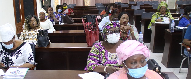 DDCBenin's tweet photo. La🇨🇭par le #CeFAL appui les femmes élues de la 4ème mandature sur« la pratique du leadership et l’exercice du mandat d’élue communale/municipale ». Elles seront ainsi mieux équipées pour influencer les politiques des gouvernements locaux dont elles ne représentent que 4%. #wasexo https://t.co/jH28jhE2zV