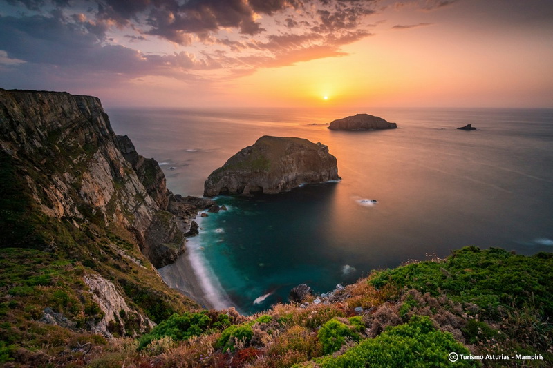 NuovoFaceMag's tweet photo. Face|Place • 

Reperti preistorici, leggende e interventi di #StreetArt. Le #Asturie sono un Paradiso di spiagge, storia e natura. Di @MarGusPR. 🇪🇸
@spain @TurismoAsturias #LaSpagnaTiAspetta #Spagna #backtoSpain #asturias

➡️ https://t.co/ysH26xQBbM https://t.co/lIlXbPSRoF
