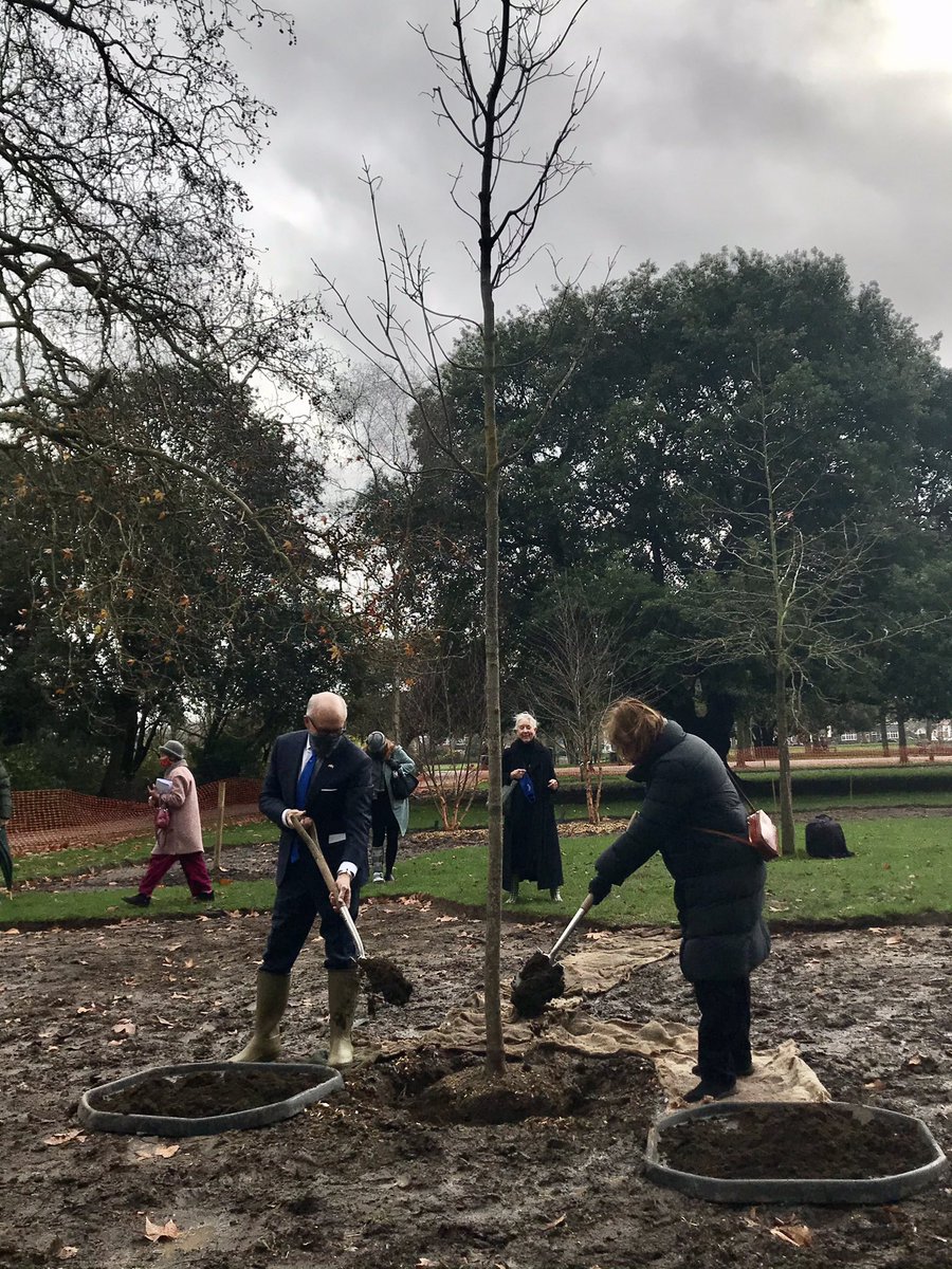 HarrietHarman's tweet photo. Great to join @PeckhamRyePark celebrating work of Nancy Coleman-Frank, @RoseCllr @lb_southwark &amp; Liz Brough in planting the new American garden🌳 @USAmbUK 🌍 #EarthDay50 https://t.co/Lfkvx8njhE