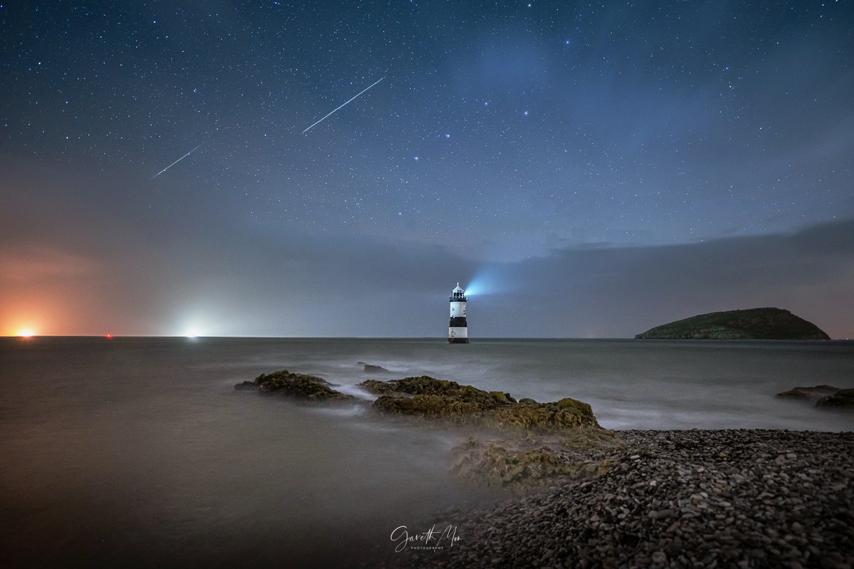 The peak of the Geminids Meteor shower from #Anglesey  
Only a short window of opportunity last night , but still managed a couple just before a thunder storm rolled in 

#Geminids2020 #StormHour #wexmondays #Sharemondays2020 #fsprintmondays #Astrophotography