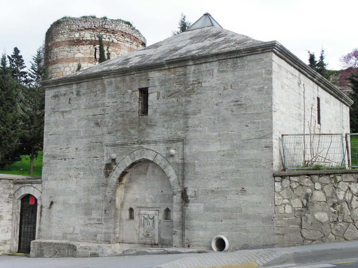MimariLugat's tweet photo. Le Corbusier’in kaleminden, 1911 tarihli çizim ve notlar:

“... türbeler ve hazirelerle dolu sokaklara dalıyoruz; bir mabed gibi güzel, bazen yanı başında bir servinin de nöbet tuttuğu güzel bir çeşmenin başında huzur buluyoruz.” 
______
* Eğrikapı Maksemi ve Savaklar Çeşmesi https://t.co/LCFrk26Eeo