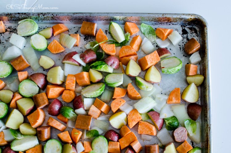 You'll love how easy this sheet pan dinner is! #recipe #cleaneating bit.ly/2s9XGxn