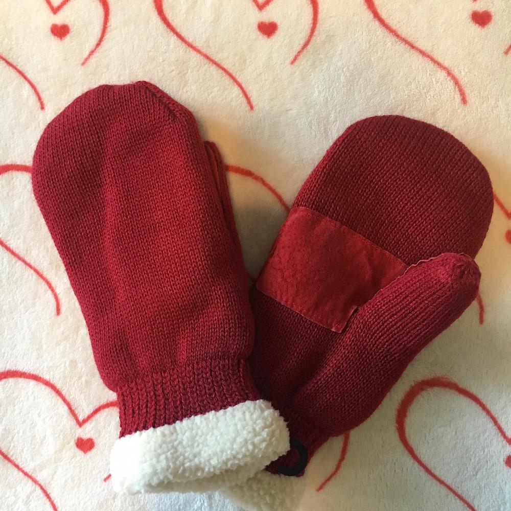 The clock is ticking!#PurchaseWithPurpose at <a href="/Mittens4Detroit/">Mittens for Detroit</a>'s #pop-up shop! Your purchases fund new, warm pairs of mittens and gloves.  #GiveTheGiftOfWarmth #Mittens #holidaygiftidea #giftlist #detroitcharity #mittensfordetroit #dogood #quickholidaygift conta.cc/348J16r