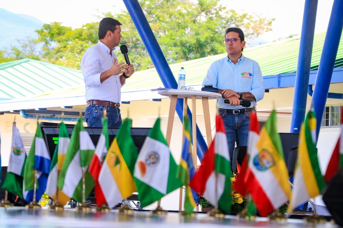 GobMeta's tweet photo. El secretario de Agricultura y Desarrollo Económico, @julioromeromvz, entregó su informe de cómo logró doblegar los esfuerzos institucionales para contribuir al cierre de brechas y recuperar la vocación agropecuaria del Meta. #ElMetaRindeCuentas https://t.co/k6oimwAFRs