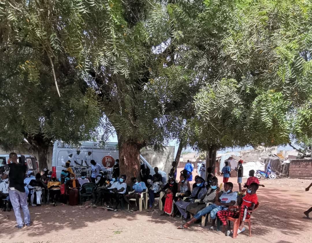 FITSenegal's tweet photo. Durant le passage de nos unités mobiles d'information à #Tambacounda, nous avons recueilli des témoignages d'anciens migrants et entrepreneurs, sur la nécessité de travailler dans sa localité pour son développement et sa réussite. 
@UEauSenegal https://t.co/LMdWu8ZFEc