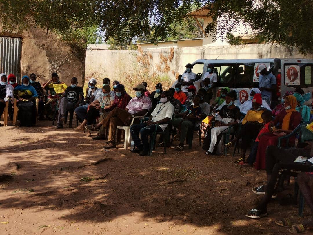 FITSenegal's tweet photo. Durant le passage de nos unités mobiles d'information à #Tambacounda, nous avons recueilli des témoignages d'anciens migrants et entrepreneurs, sur la nécessité de travailler dans sa localité pour son développement et sa réussite. 
@UEauSenegal https://t.co/LMdWu8ZFEc
