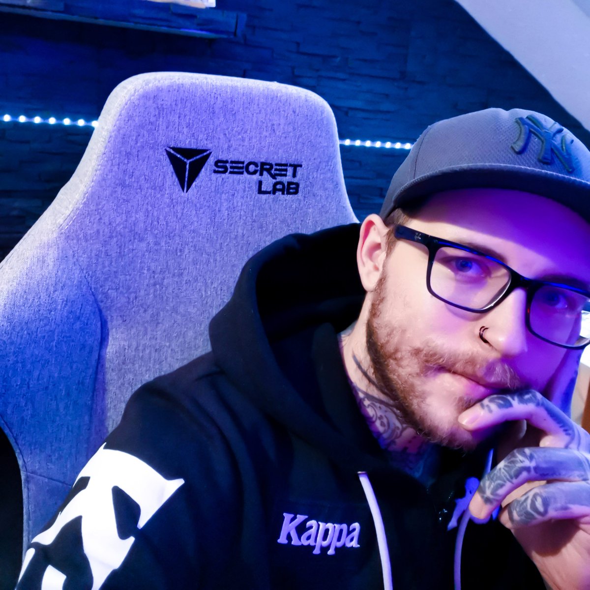 Finally i got my TITAN from <a href="/secretlabchairs/">Secretlab</a>. Already in love with it🥰
Next stream on wednesday 19:30.
Find me with this beauty💯

#secretlab #gamingroom #twitchstreamer #comfy #gamingseat #loveit #patgrin #tattoos #Glasses #nerdyboy #kappa #