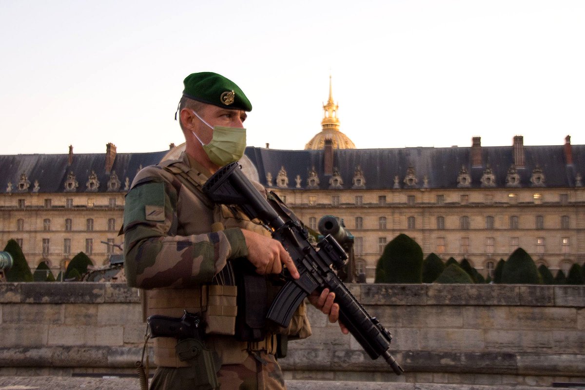 A l’approche des fêtes de #Noel et de la nouvelle année, les légionnaires déployés pour l’opération #Sentinelle sont #AVosCotés face à la menace terroriste. 

#NotreDéfense