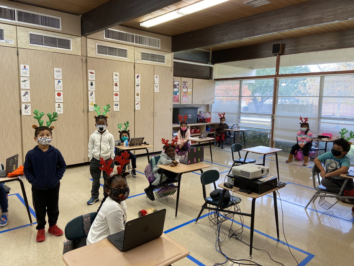 Even <a href="/Hobby_Mustangs/">W.P. Hobby Elementary School</a> Santa’s little helpers need to keep social distance.👩🏻‍🎓🧑🏾‍🎓👨‍🎓🦌🦌🦌🎅🏼🧑‍🎄🎄🎄
