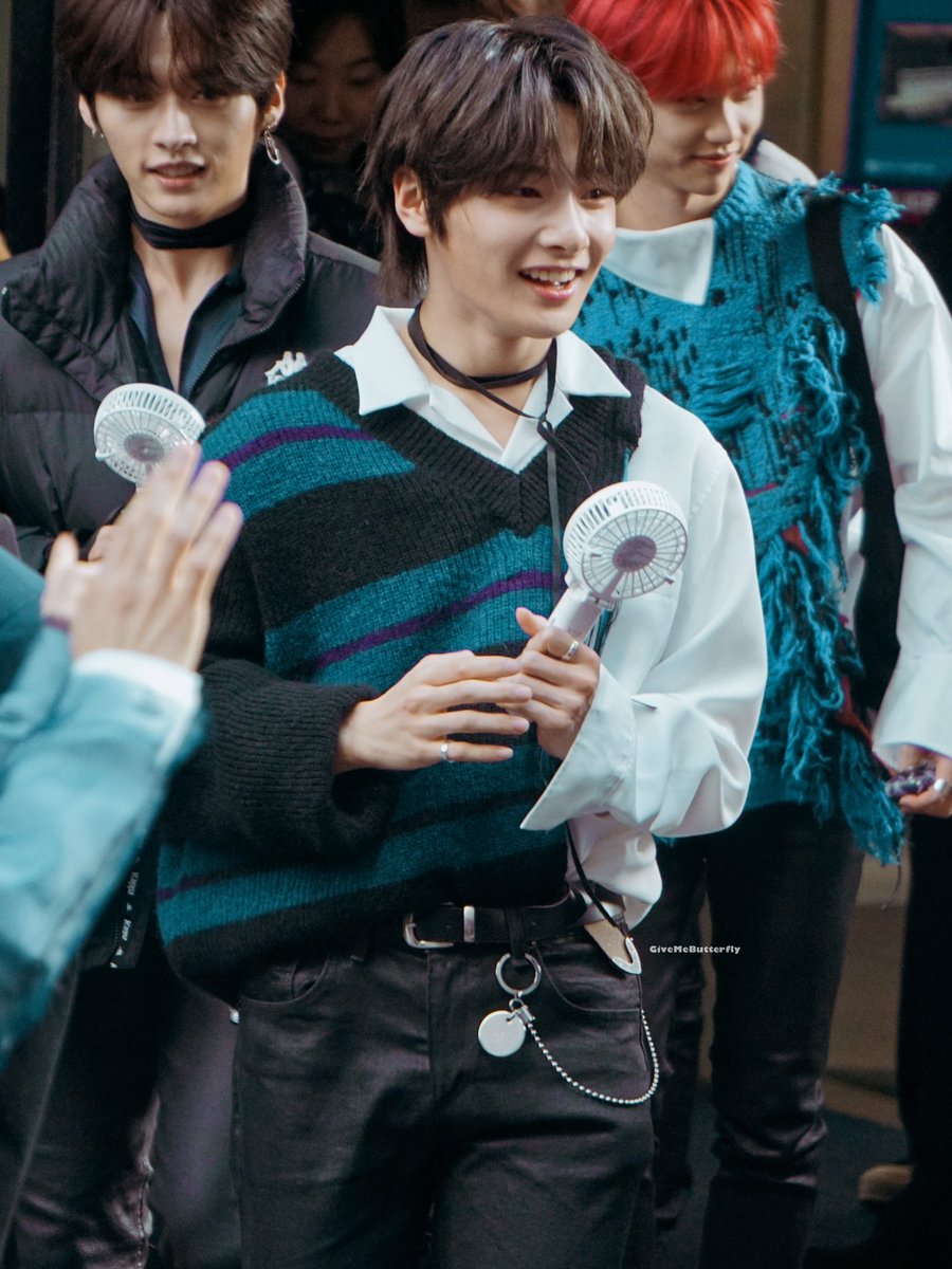 this is how yang jeongin looks like in real life: an ethereal thread