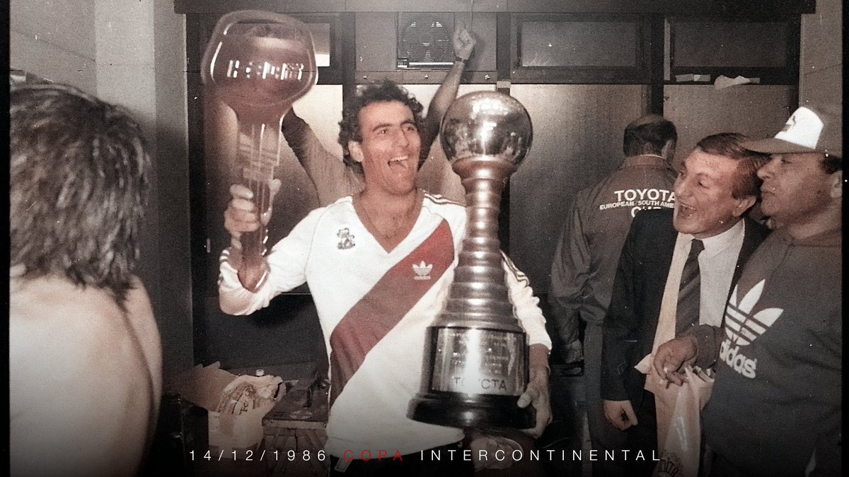 34 AÑOS DE LA INTERCONTINENTAL🌎🏆
.
🔙Un día como hoy pero de 1986, River vencía 1-0 al Steaua Bucarest con gol de Alzamendi y se coronaba campeón del mundo. 
.
👉🏻Los titulares Pumpido; Gordillo, Gutiérrez, Ruggeri, Montenegro; Enrique, Gallego, Alfaro, Alonso; Alzamendi y Funes