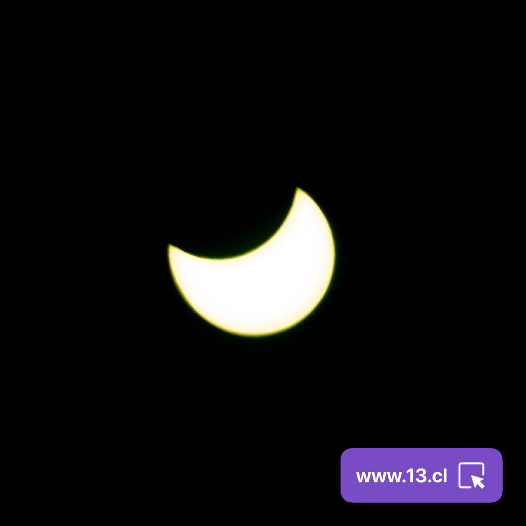 canal13's tweet photo. ¡Vive la emoción del #Eclipse2020 en nuestro especial #Eclipse13C!🌘🌑