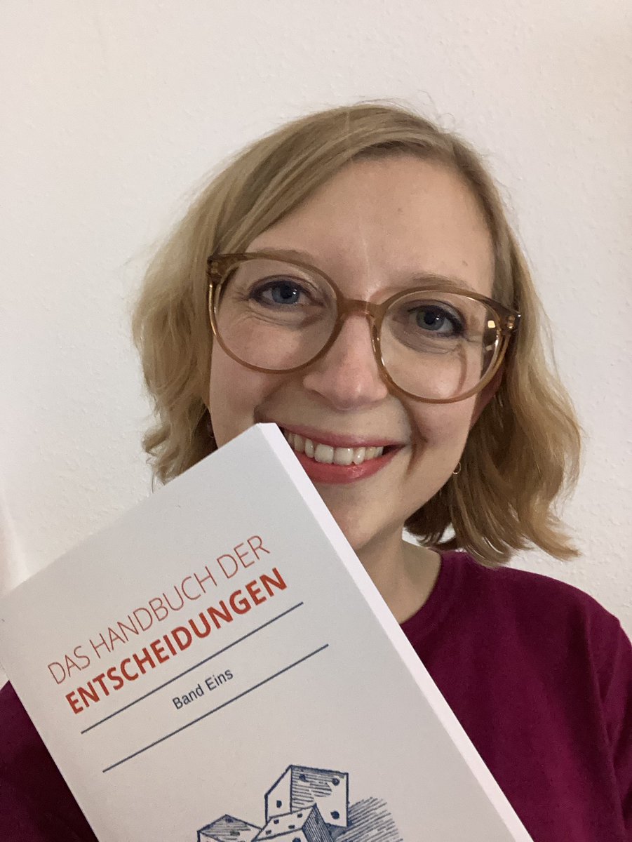So eine schöne Überraschung in meinem Briefkasten! 🤩🤗 Vielen lieben Dank <a href="/petranovskaja/">Nadja Petranovskaja</a> und <a href="/tobleis/">tobleis</a> für das Handbuch der #entscheidungen im Printformat 🙏 Freut mich sehr, dass ich ein Kapitel zum Tool #Entscheiden mit #Leichtigkeit beisteuern durfte!