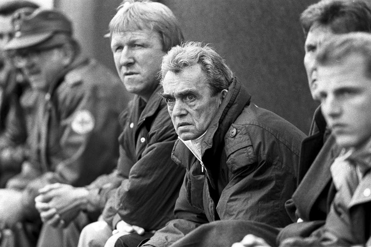 OEFBL's tweet photo. Der FC Tirol war der erste und der letzte Meister der 90er. Michi Baur erinnert sich an Auf und Abs, zwei legendäre "Sturschädel" auf der Trainerbank und Abende, an denen "Sierra Madre" durchs Tivoli schallte. Hier geht's zum Artikel: https://t.co/j8nEevdqtH
#90erJournal https://t.co/1zhdzqH6Yx