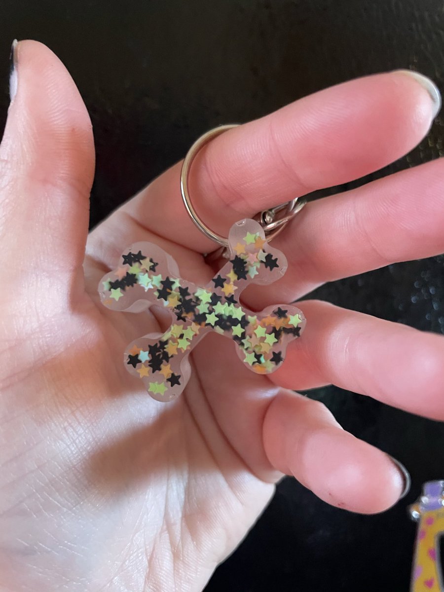 pennell_chelsea's tweet image. Just to let everyone know, I don’t just do the #kittykeychains, even though they are my main focus. I also do #CrossbonesKeychains and #SkullKeychains!!
#ResinArt