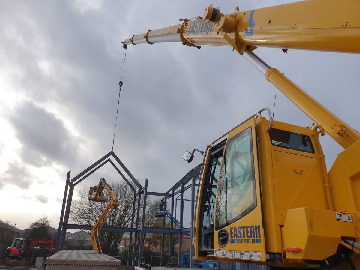 EasternCHire's tweet photo. LTM1040 currently sited for 8-9 days busy assisting with the construction of a large steel frame building in #Braintree, #Essex👷🏼♂️✨⛓
#cranehire #mobilecranehire #mobilecrane #contractlift #contractlifting #building #construction #steelframebuildings #steelframebuilding #steel https://t.co/9aPX7OVnXu
