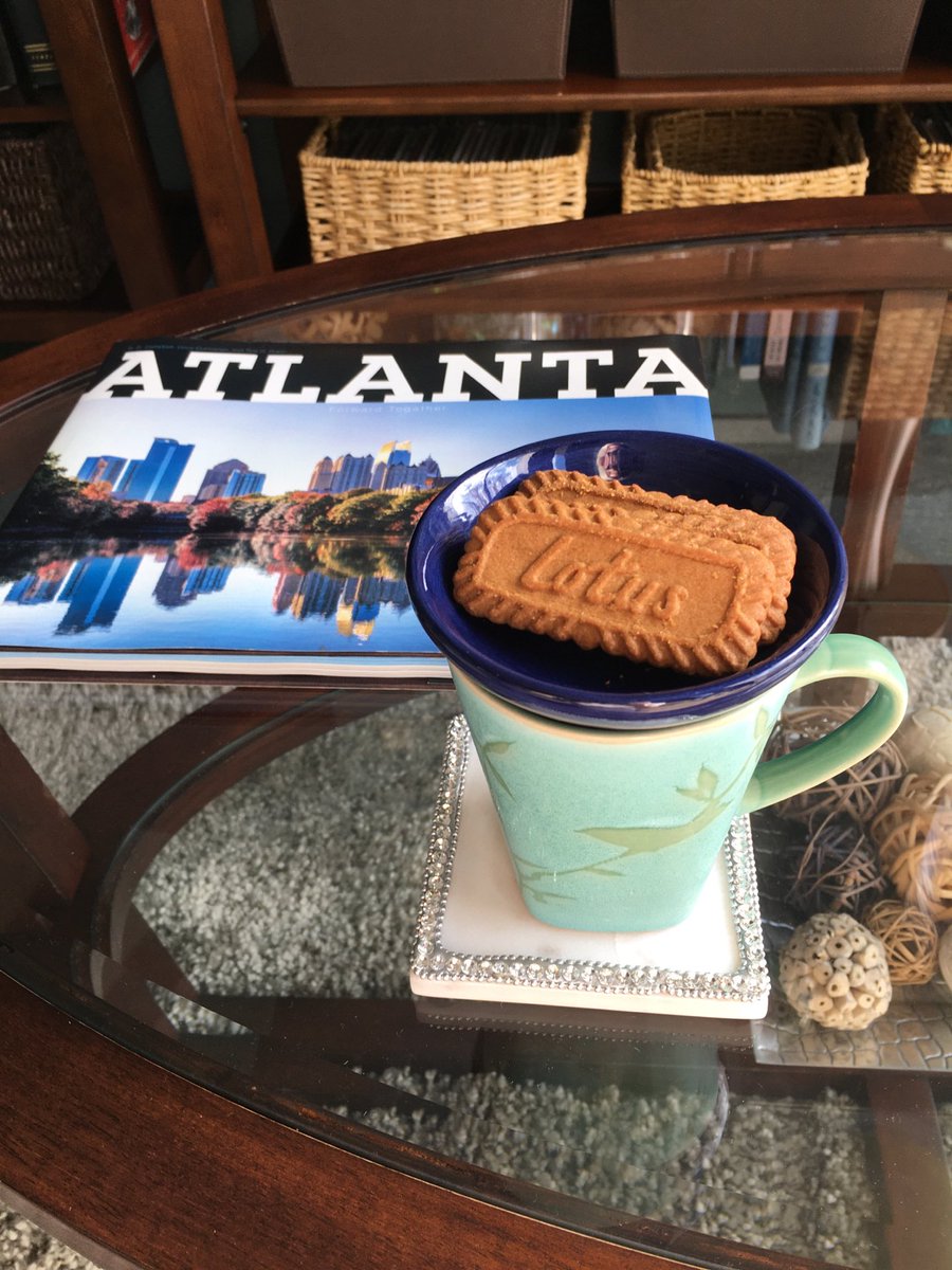 irisdschultz's tweet photo. Good morning Atlanta - keeping my coffee and my favorite cookies warm! ⁦@BiscoffCookies⁩ #CoffeeLover #lotuscookielid #Starbucks #hotcoffee https://t.co/6ObUSCeTEy