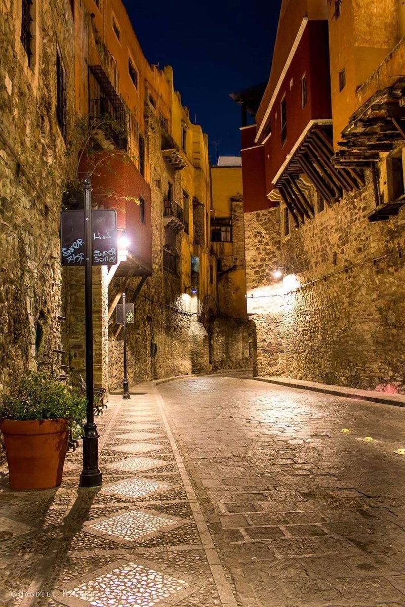 guanajuato's tweet photo. 🤔¿Sabías qué? La calle subterránea de #Guanajuato se llama Miguel Hidalgo😱🤭 Y cubre una distancia de 8 kilómetros siendo así la más grande del mundo 🤩 Ven y #ViveGrandesHistorias #FelizLunes 
📸: Magdiel Miranda Rangel https://t.co/Uhqb9jGoBM