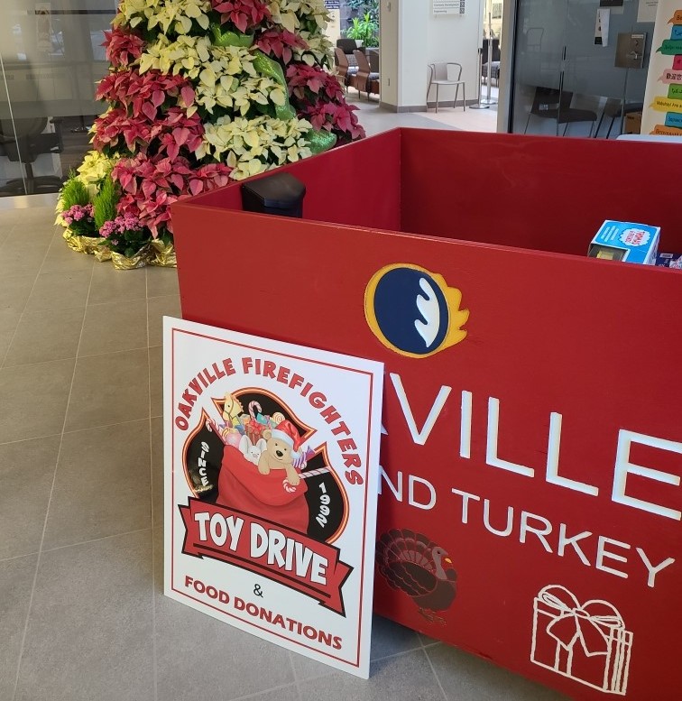 Until December 18, 2020, we are accepting gift cards, toys, and non-perishable food donations for the Oakville PFFA Food and Toy Drive.

Drop-off locations: oakville.ca/residents/fire…