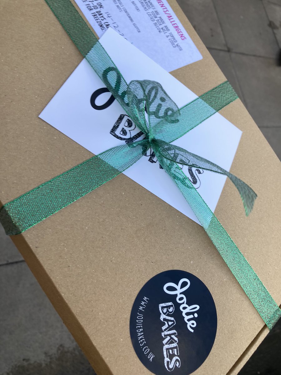 Huge thanks to <a href="/RaysofSunshine/">Rays of Sunshine</a> and @jodiebakes for this special delivery <a href="/Leeds_Childrens/">Leeds Children's Hospital</a> 💜🌈 #thankyou #playservice