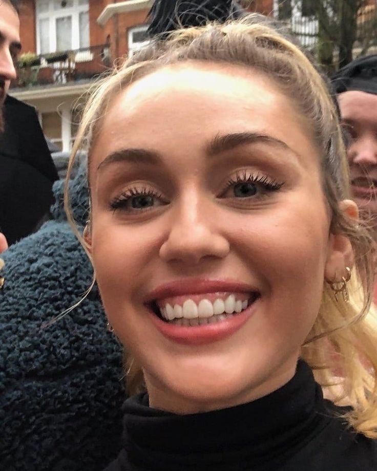 Miley Cyrus's smile appreciation ; [a short thread]