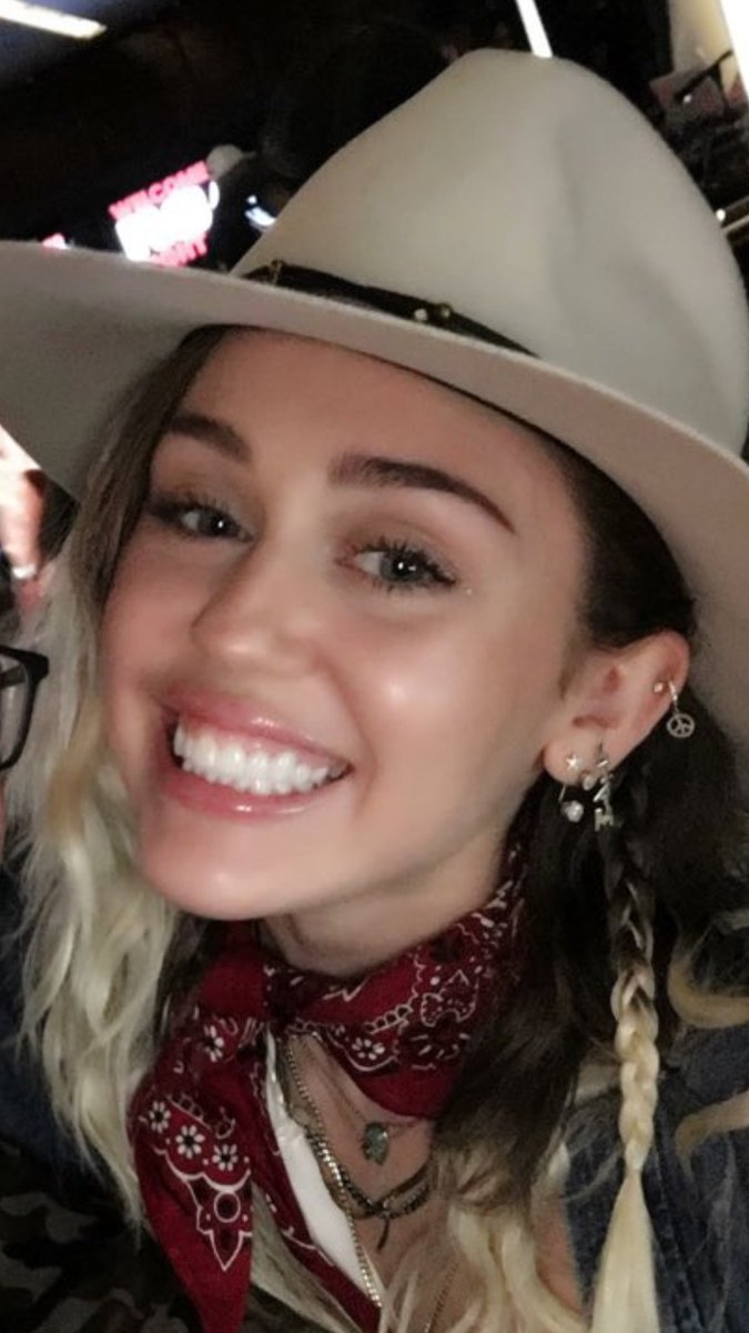 Miley Cyrus's smile appreciation ; [a short thread]