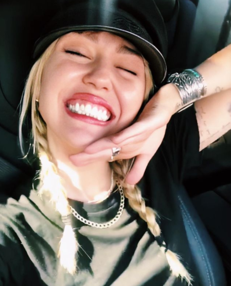 Miley Cyrus's smile appreciation ; [a short thread]