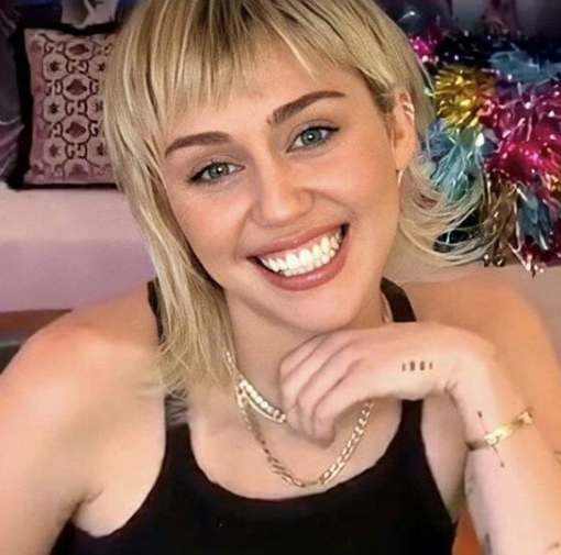 Miley Cyrus's smile appreciation ; [a short thread]