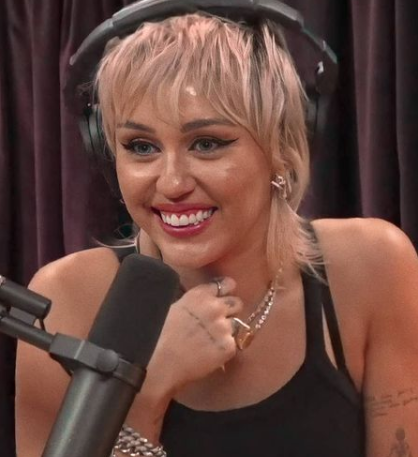 Miley Cyrus's smile appreciation ; [a short thread]