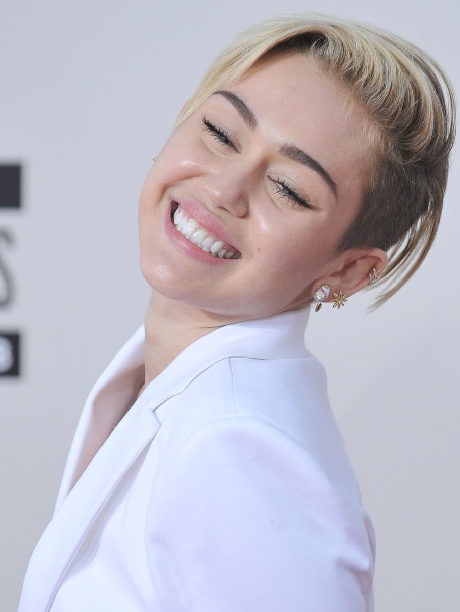 Miley Cyrus's smile appreciation ; [a short thread]