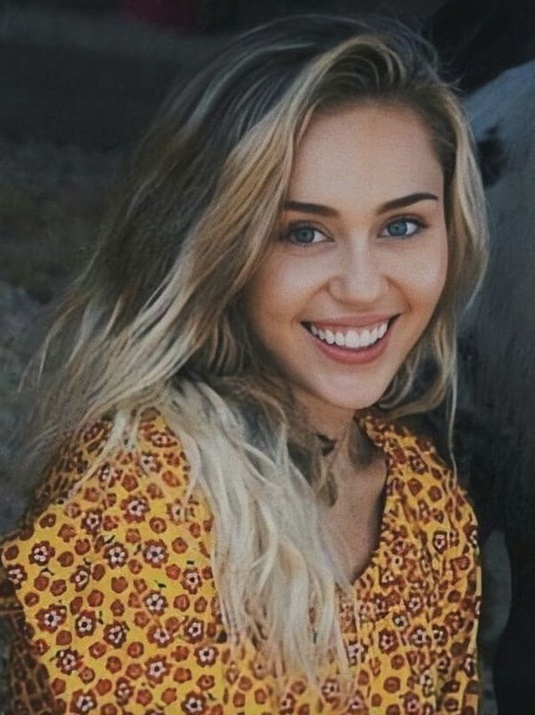 Miley Cyrus's smile appreciation ; [a short thread]