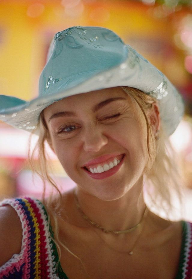 Miley Cyrus's smile appreciation ; [a short thread]