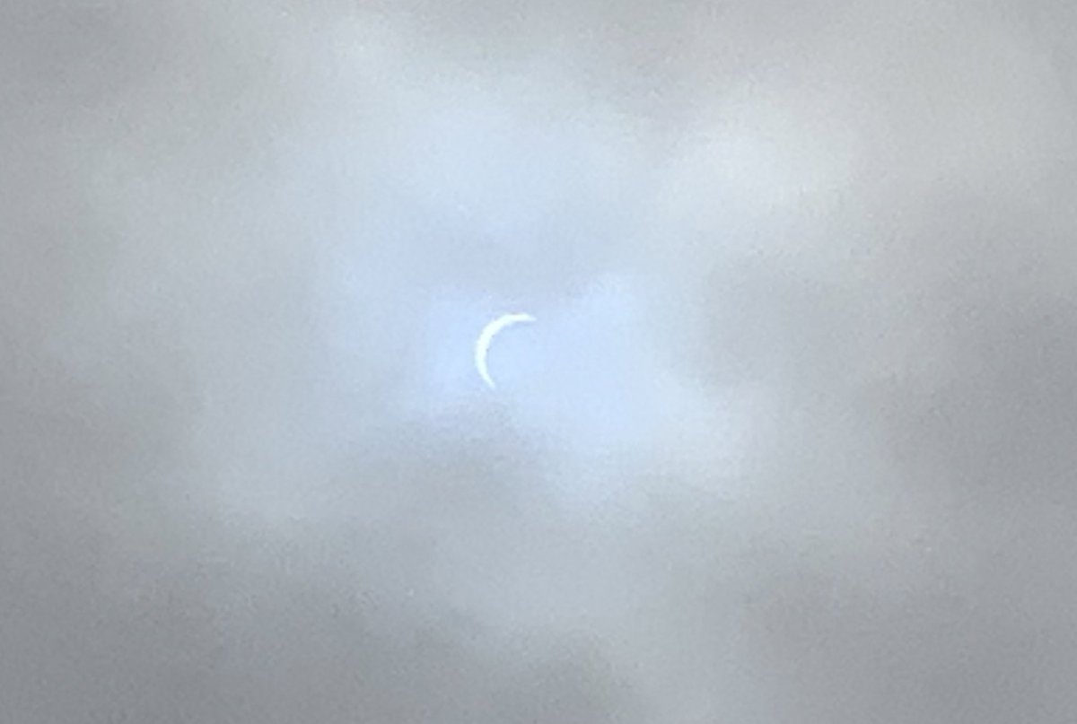MatthewCappucci's tweet photo. The sun is now out and it is warm and beautiful — exactly ten minutes after totality. 

2020 for you. https://t.co/rjRIAPUcmi